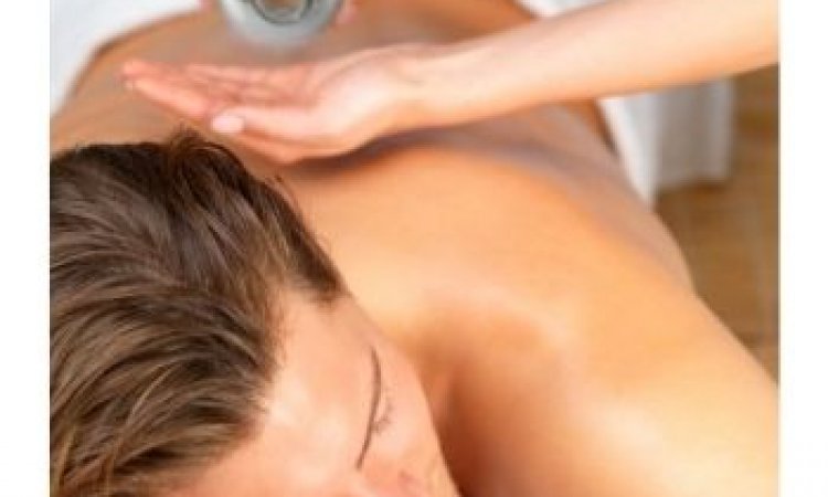 Massage integral à l'huile chaude pour atténuer les tensions musculaires à La Possession. Natur'SPA